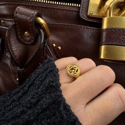 �Close To You� handgjord f�rgylld ring med dina bokst�ver
