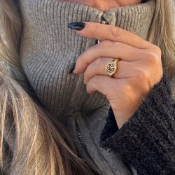 �Close To You� handgjord f�rgylld ring med dina bokst�ver