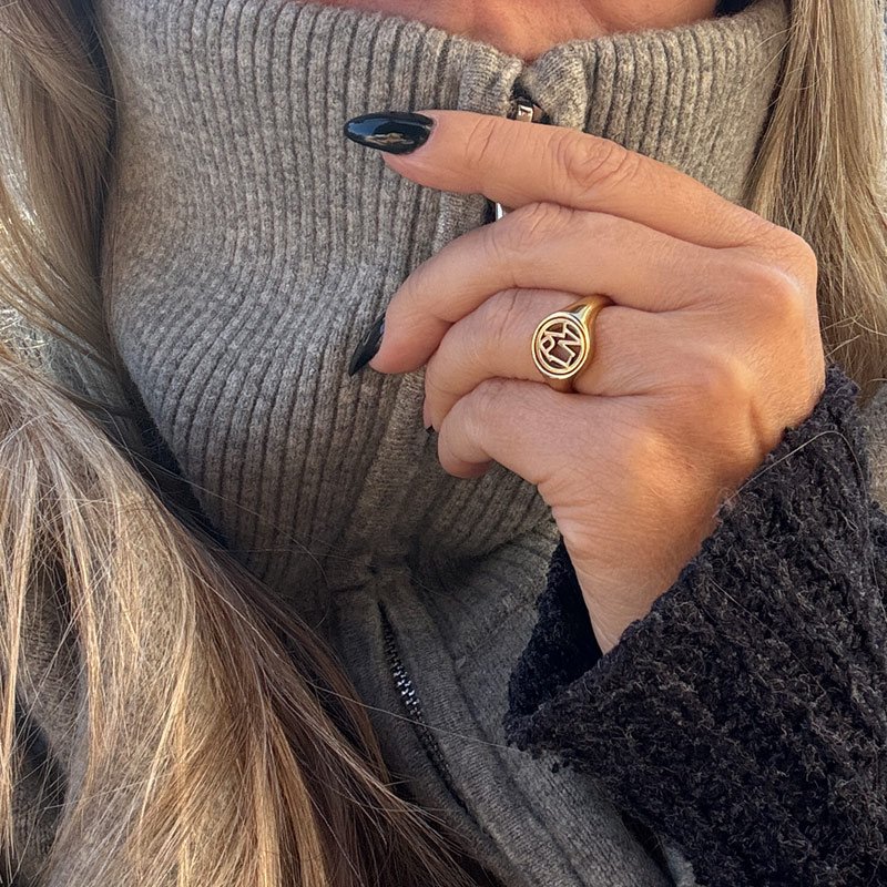 �Close To You� handgjord f�rgylld ring med dina bokst�ver