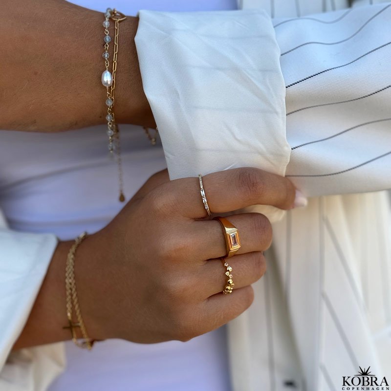 "Veronica" smuk guld ring med guldkugler og hvide sten