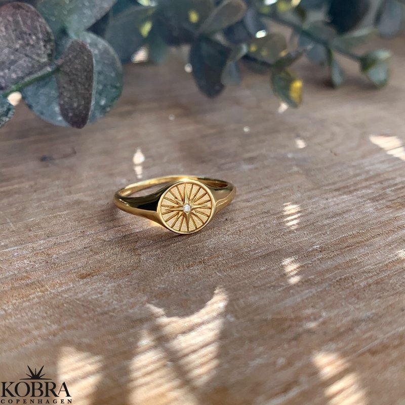 "Cassiopeia" gold signed ring with star and white stone