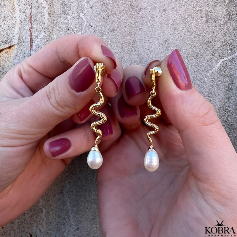 "Lelou" guld slangereringe med hvide ferskvandsperler