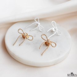 "Leonora" fine sljfe reringe med sten i guld