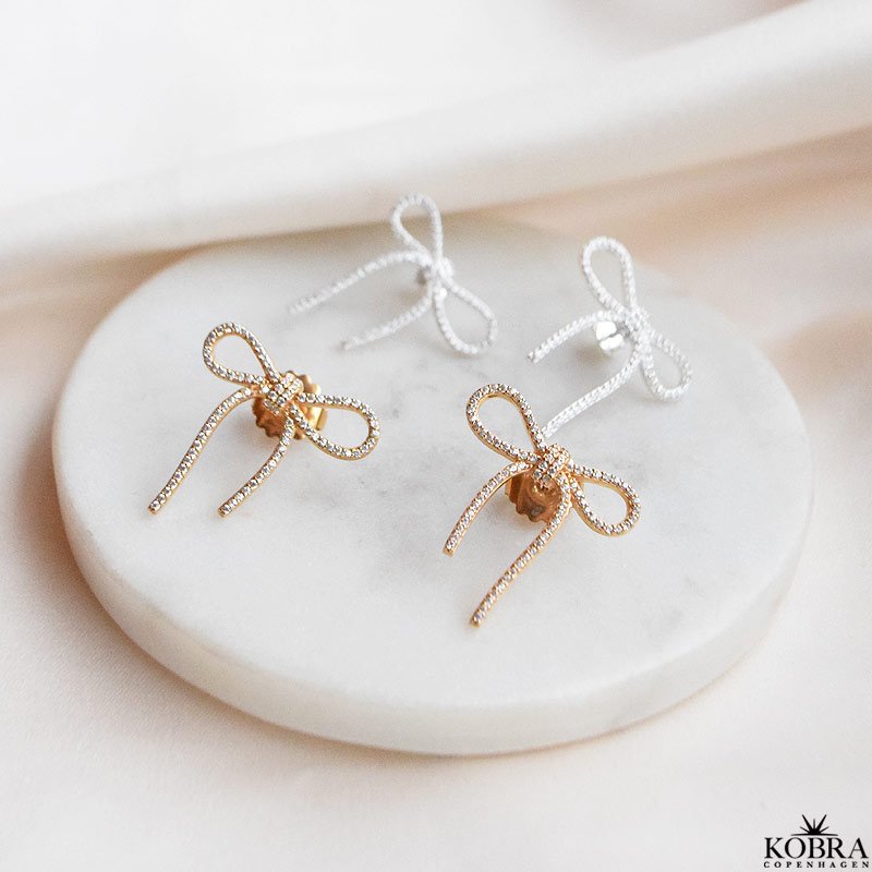 "Leonora" fine sljfe reringe med sten i guld