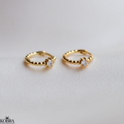 "Tuesday" små guld hoops med sten