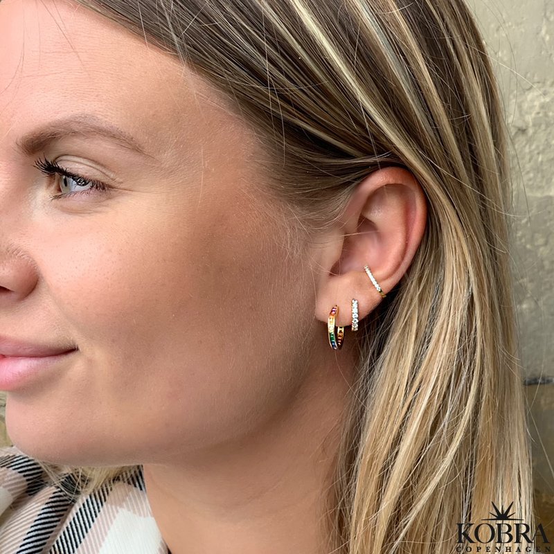 Sm "Spring" hoops i guld med multifarvet sten