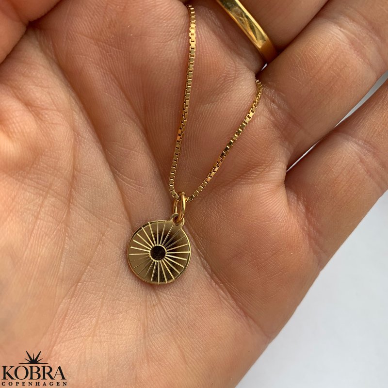 "Mayday Circle" mini guldhalskde med gravering