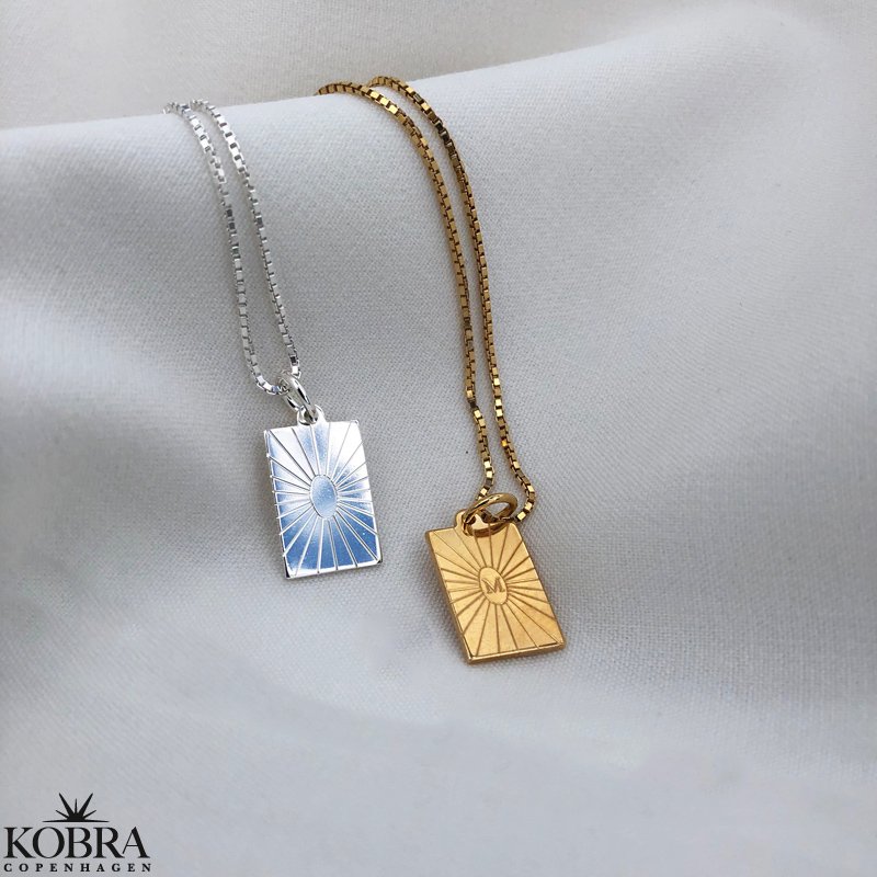 "Mayday" Mini firkantet guldhalskde med gravering