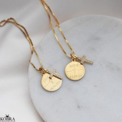 Konfirmationssmykke - guld halskde med lille kors vedhng samt personlig indgravering