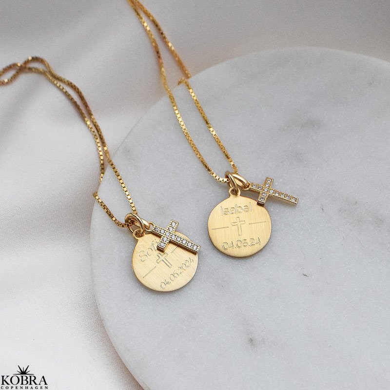 Konfirmationssmykke - guld halskde med lille kors vedhng samt personlig indgravering
