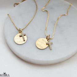 Konfirmationssmykke - guld halskde med lille kors vedhng samt personlig indgravering