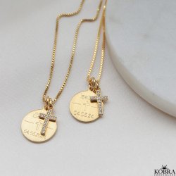 Konfirmationssmykke - guld halskde med lille kors vedhng samt personlig indgravering