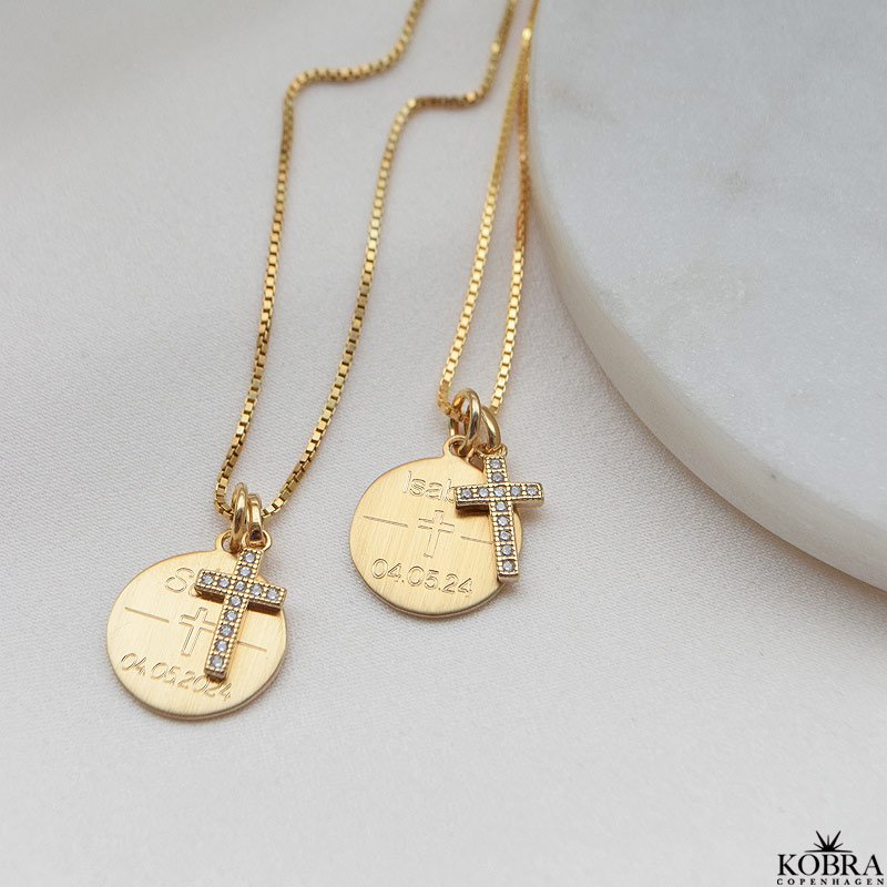 Konfirmationssmykke - guld halskde med lille kors vedhng samt personlig indgravering
