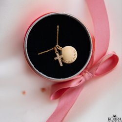 Guld amulet med lille kors vedhng - inklusiv gravering!