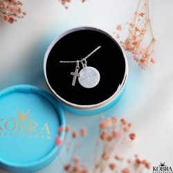 Konfirmationssmykke - slv halskde med lille kors vedhng samt personlig indgravering