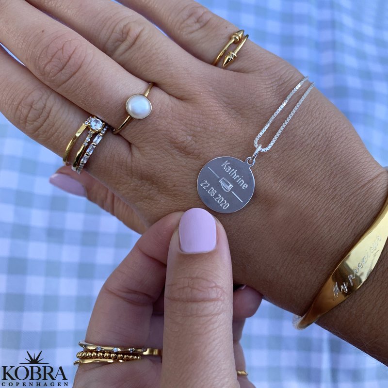 Studenter smykke i slv med studenterhue og navn indgraveret