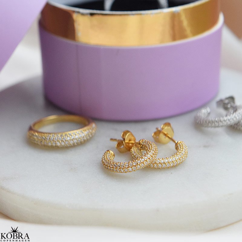 "Sparkling" guld ring med hvide sten