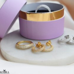 "Sparkling" guld ring med hvide sten