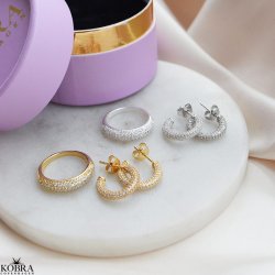 "Sparkling" guld ring med hvide sten