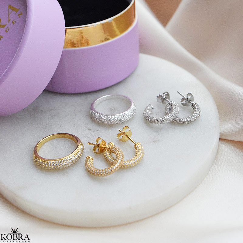 "Sparkling" guld ring med hvide sten