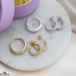 "Sparkling" guld ring med hvide sten