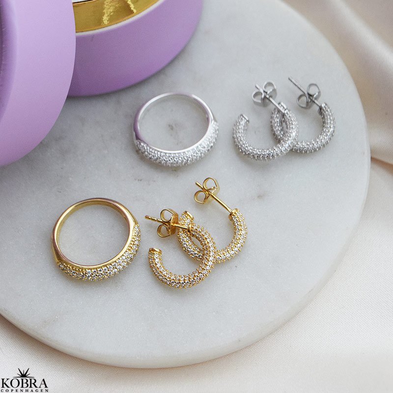 "Sparkling" guld ring med hvide sten