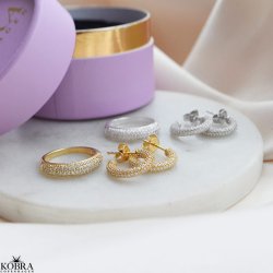 "Sparkling" guld ring med hvide sten