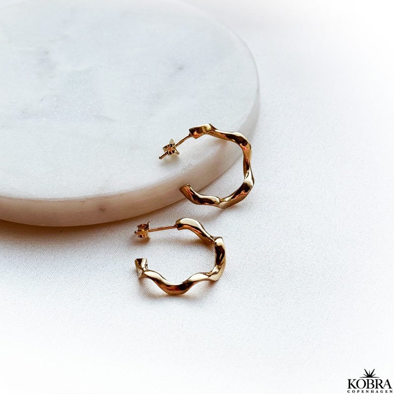 "Maxine" 18 karat forgyldte reringe med et twist!