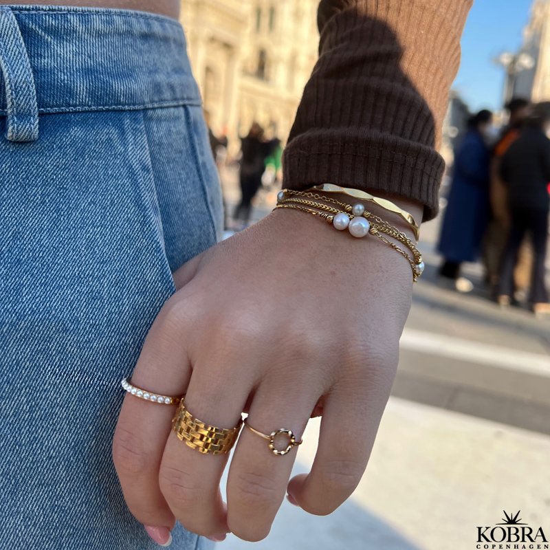 "Zola" gold ring with pearls