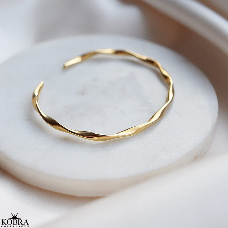 "Esmeralda" snoet armring i 18 karat forgyldt