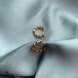 "Izzy" sm snoet hoops i 14 karat forgyldt