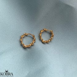 "Izzy" sm snoet hoops i 14 karat forgyldt