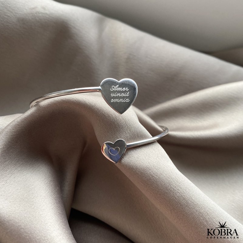 "Bella" slv armbnd med hjerter som du kan f personligt graveret