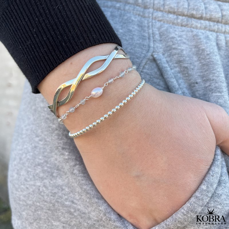 "Ellish" slv armbnd med bl aquamarin sten samt hvid ferskvandsperle