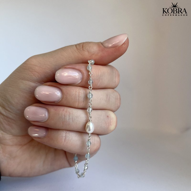 "Ellish" slv armbnd med bl aquamarin sten samt hvid ferskvandsperle
