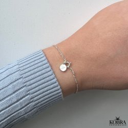 "Malia" håndlavet sølv armbånd med små perler med graveret amulet