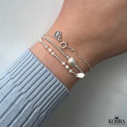 "Malia" håndlavet sølv armbånd med små perler med graveret amulet