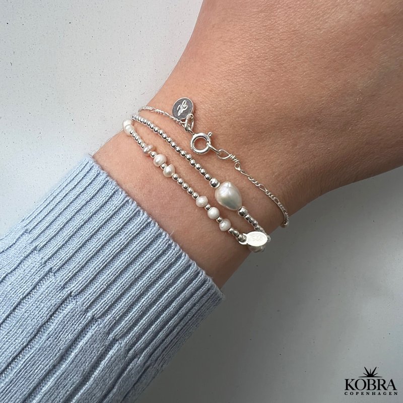 "Malia" håndlavet sølv armbånd med små perler med graveret amulet