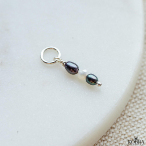 Slvcharm med hvid og bl perler