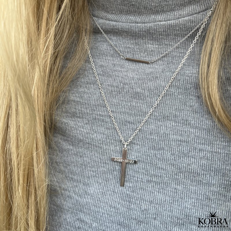 "Free" sølv kors halskæde med personlig gravering
