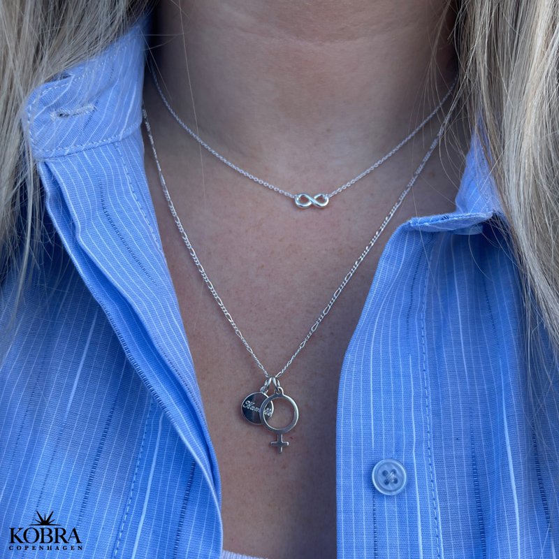 "Girl power" slv halskde med kvindetegn og personlig gravering