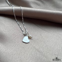 "Memories" hjerte halskde i slv med gravering og fin lille ferskvandsperle