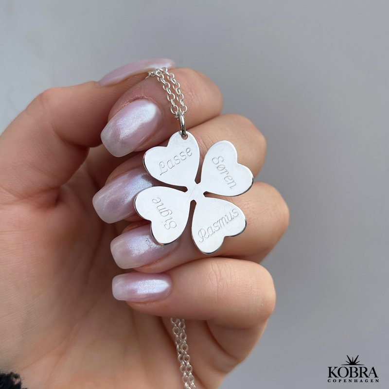 "Arley" Slv halskde med hjerte firklver, personligt graveret