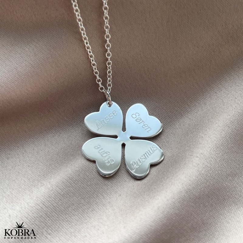 "Arley" Slv halskde med hjerte firklver, personligt graveret