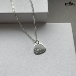 "Mavis" slv halskde med plekter inklusiv gravering