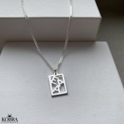 "Close to you" firkantet halskde i gte slv med bogstaver til mnd