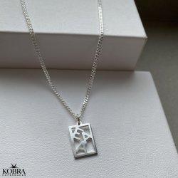 "Close to you" firkantet halskde i gte slv med bogstaver til mnd