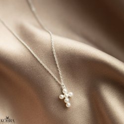 "Ethel" slvhalskde med lille perlekors