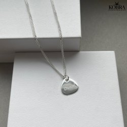 "Mavis" slv halskde med plekter inklusiv gravering