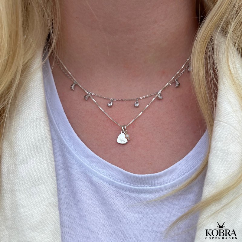 "Memories" hjerte halskde i slv med gravering og fin lille ferskvandsperle